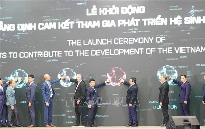 Thủ tướng Phạm Minh Chính và các đại biểu thực hiện nghi thức khởi động sáng kiến và khẳng định cam kết tham gia phát triển hệ sinh thái AI và bán dẫn của Việt Nam. Ảnh: Khánh Hòa/TTXVN