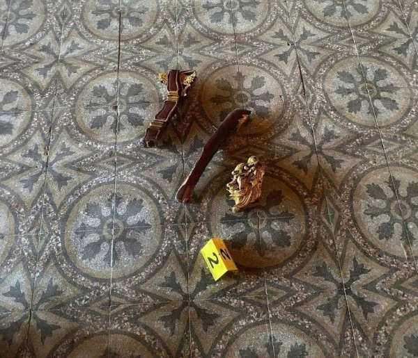 Phần tựa tay phía trước, bên trái của BVQG ngai vua triều Nguyễn bị đối tượng Hồ Văn Phương Tâm làm gãy. (ảnh: MXH).