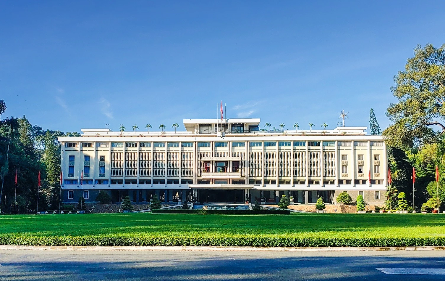 Hội trường Thống Nhất ngày nay trở thành điểm đến du lịch của nhiều du khách.