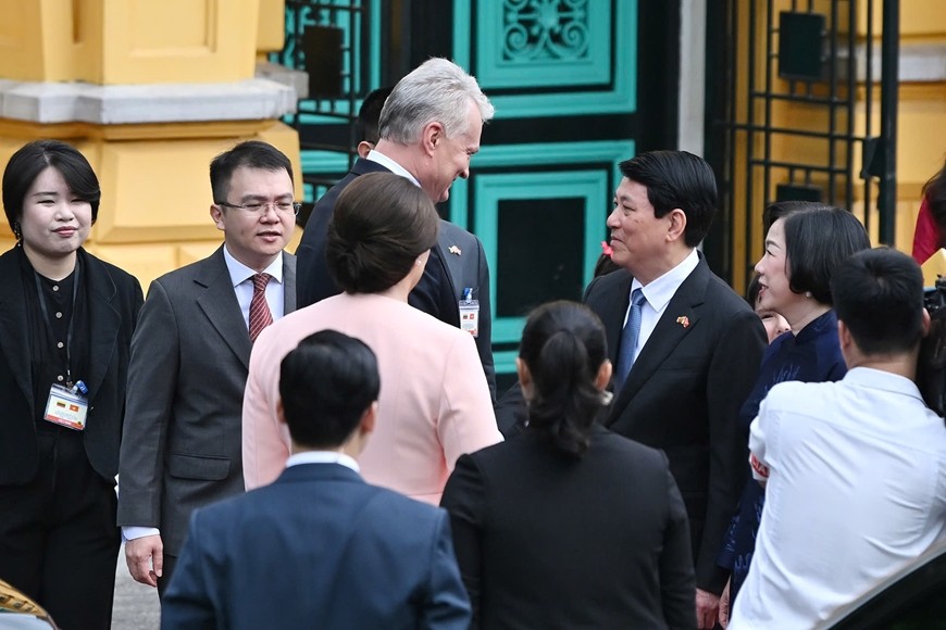 Chủ tịch nước Lương Cường và phu nhân chào đón Tổng thống Gitanas Nauseda và phu nhân. Chủ tịch nước Lương Cường và phu nhân chào đón Tổng thống Gitanas Nauseda và phu nhân.