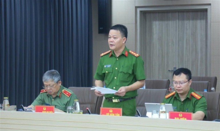 Đại tá Vũ Văn Tấn, Cục trưởng Cục Cảnh sát quản lý hành chính về trật tự xã hội, trình bày báo cáo. Đại tá Vũ Văn Tấn, Cục trưởng Cục Cảnh sát quản lý hành chính về trật tự xã hội, trình bày báo cáo.