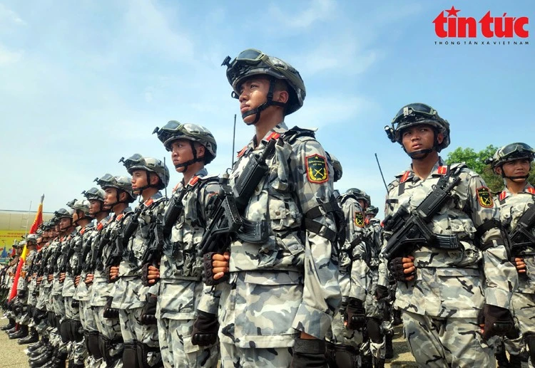 Thời tiết nắng nóng khiến các chiến sĩ quân nhân mướt mồ hôi.