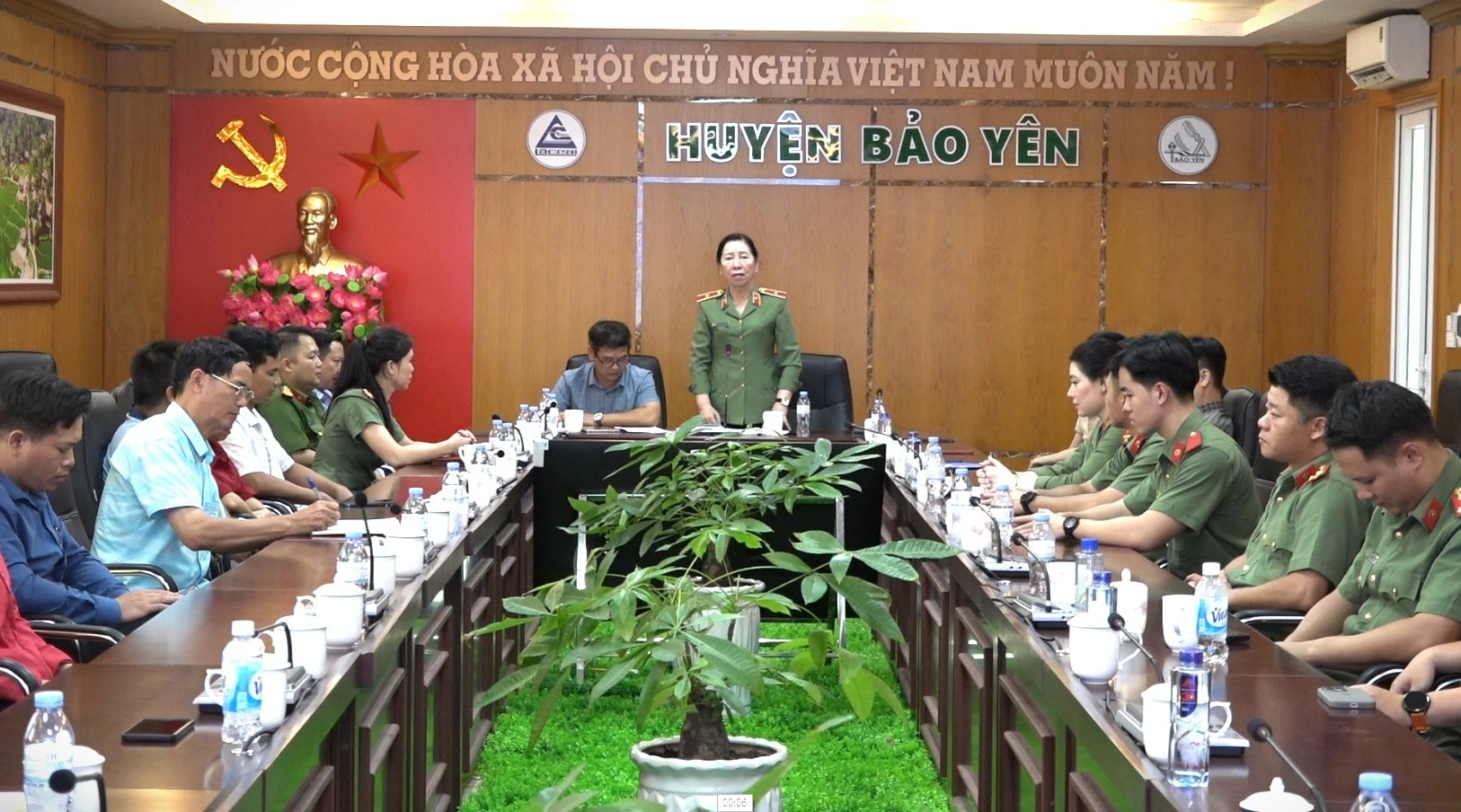 Đồng chí Thiếu tướng Trần Thị Bé Nhân - Phó Bí thư Đảng ủy, Phó Cục trưởng Cục A03, Bộ Công an phát biểu chia sẻ những khó khăn, mất mát sau cơn bão số 3 của huyện Bảo Yên.jpg