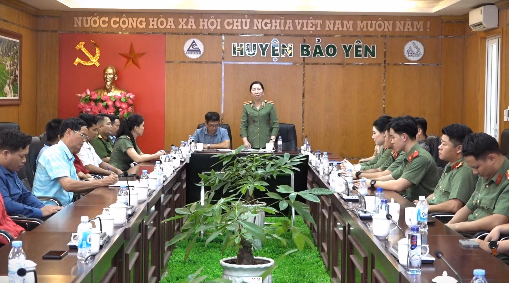 Đồng chí Thiếu tướng Trần Thị Bé Nhân - Phó Bí thư Đảng ủy, Phó Cục trưởng Cục A03, Bộ Công an phát biểu chia sẻ những khó khăn, mất mát sau cơn bão số 3 của huyện Bảo Yên.jpg