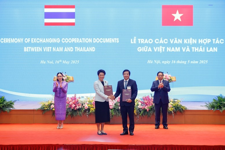 Thủ tướng Phạm Minh Chính và Thủ tướng Thái Lan Paetongtarn Shinawatra chứng kiến trao Biên bản ghi nhớ hợp tác đầu tư chiến lược giữa UBND tỉnh Phú Thọ và Tập đoàn Amata Việt Nam - Ảnh: VGP/Nhật Bắc