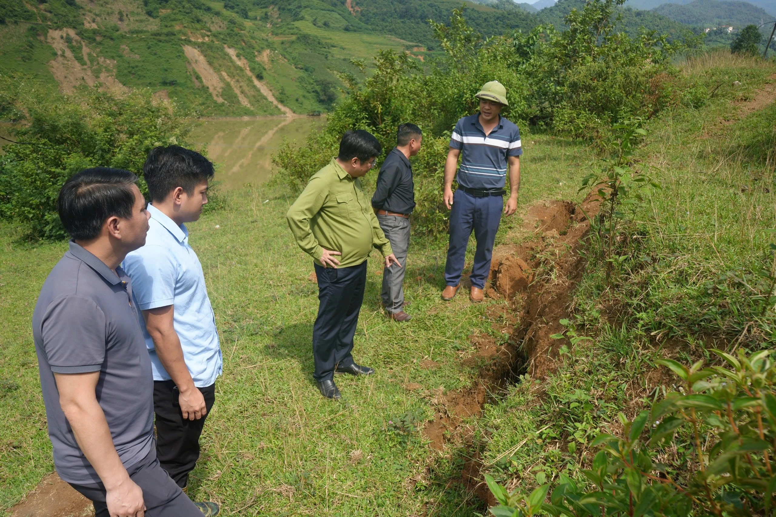 Kiểm tra vết nứt tại thôn La Ve xã Bản Hồ.jpg