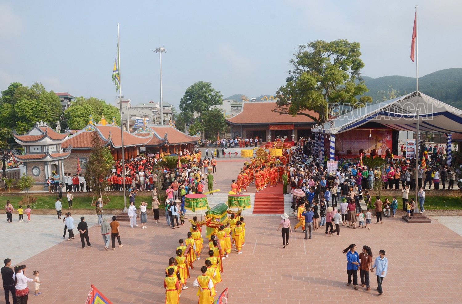 Đền Mẫu Trịnh Tường (huyện Bát Xát) nằm bên bờ sông Hồng, bên kia sông là nước bạn Trung Quốc. b2-5990.jpg
