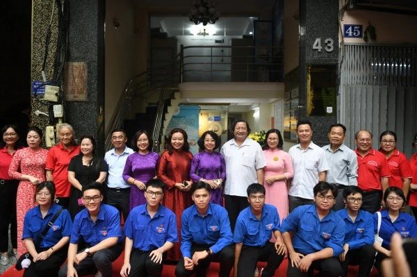 Các đại biểu trước Di tích lịch sử cấp quốc gia “Trụ sở Báo Le Peuple và Báo Dân Chúng”.