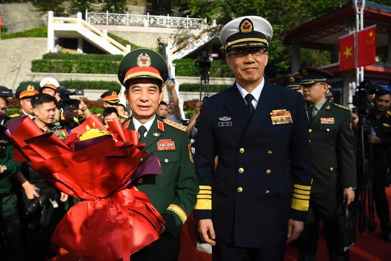 Bộ trưởng Đổng Quân đón Bộ trưởng Phan Văn Giang tại đường phân định biên giới hai nước Việt Nam-Trung Quốc. (Ảnh: SƠN TÙNG)