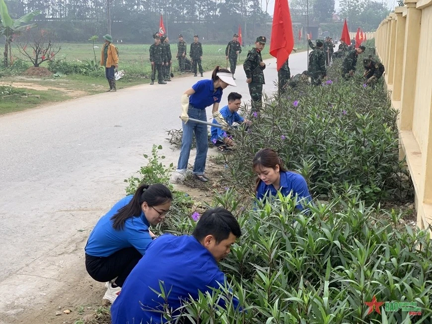 Tuổi trẻ Sư đoàn 316 phối hợp với Đoàn Thanh niên ra quân vệ sinh môi trường, cải tạo vườn tạp. Ảnh: Đơn vị cung cấp