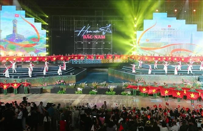 Một tiết mục trong chương trình nghệ thuật ''Hẹn ước Bắc - Nam''. Ảnh: Trọng Đức/TTXVN