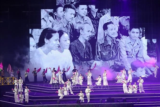 Một tiết mục trong chương trình nghệ thuật ''Hẹn ước Bắc - Nam''. Ảnh: Trọng Đức/TTXVN