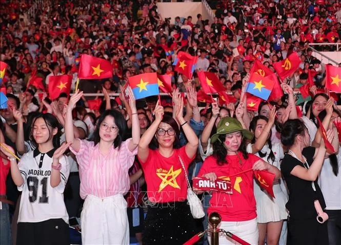 Các tầng lớp nhân dân, học sinh, sinh viên Thủ đô tới thưởng thức chương trình. Ảnh: Trọng Đức/TTXVN