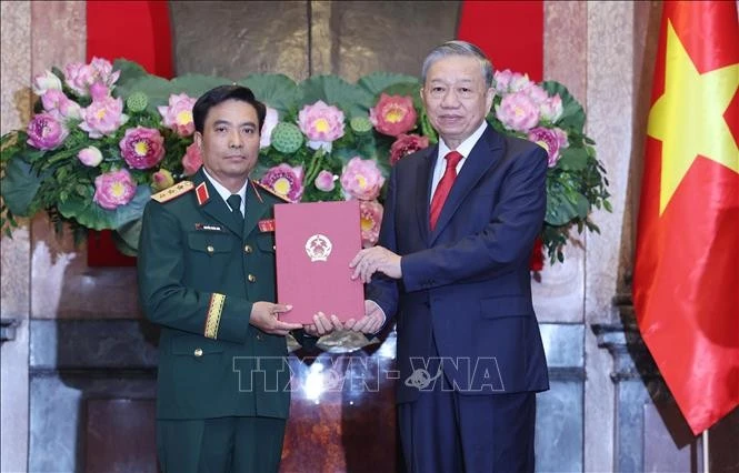 Tổng Bí thư, Chủ tịch nước Tô Lâm trao Quyết định thăng quân hàm Thượng tướng đối với Phó Tổng Tham mưu trưởng QĐND Việt Nam Nguyễn Doãn Anh. Ảnh: Lâm Khánh/TTXVN