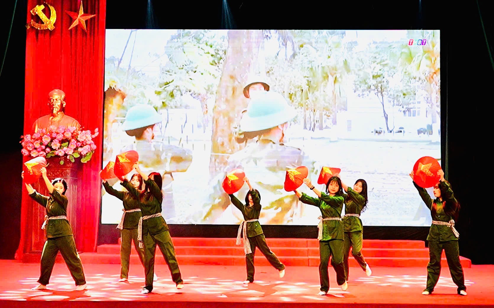 Tiết mục văn nghệ tại chương trình. van-nghe-2.jpg