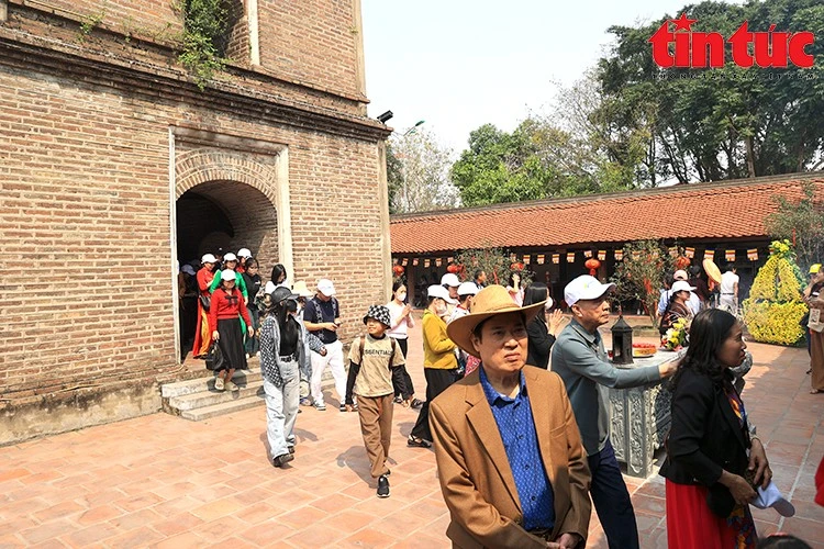 Rất đông du khách đến tham quan, bái Phật