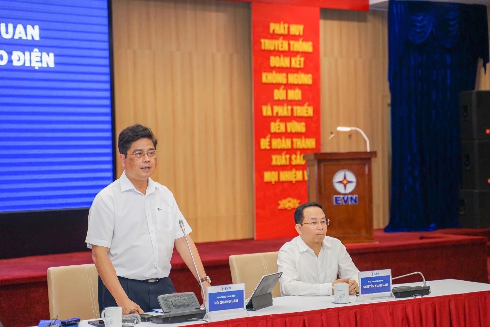 Tập đoàn Điện lực Việt Nam trao đổi về tình hình điều chỉnh giá bán lẻ điện.