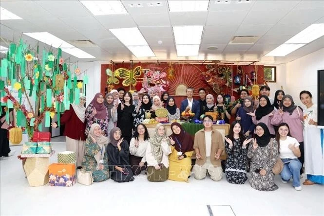 Sự kiện Ngày Ngôn ngữ và Văn hóa Việt Nam do Đại sứ quán tổ chức tại Đại học Quốc gia Brunei (10/2024) với sự tham dự của các sinh viên Brunei theo học tiếng Việt. Ảnh: Đại sứ quán Việt Nam tại Brunei/TTXVN phát