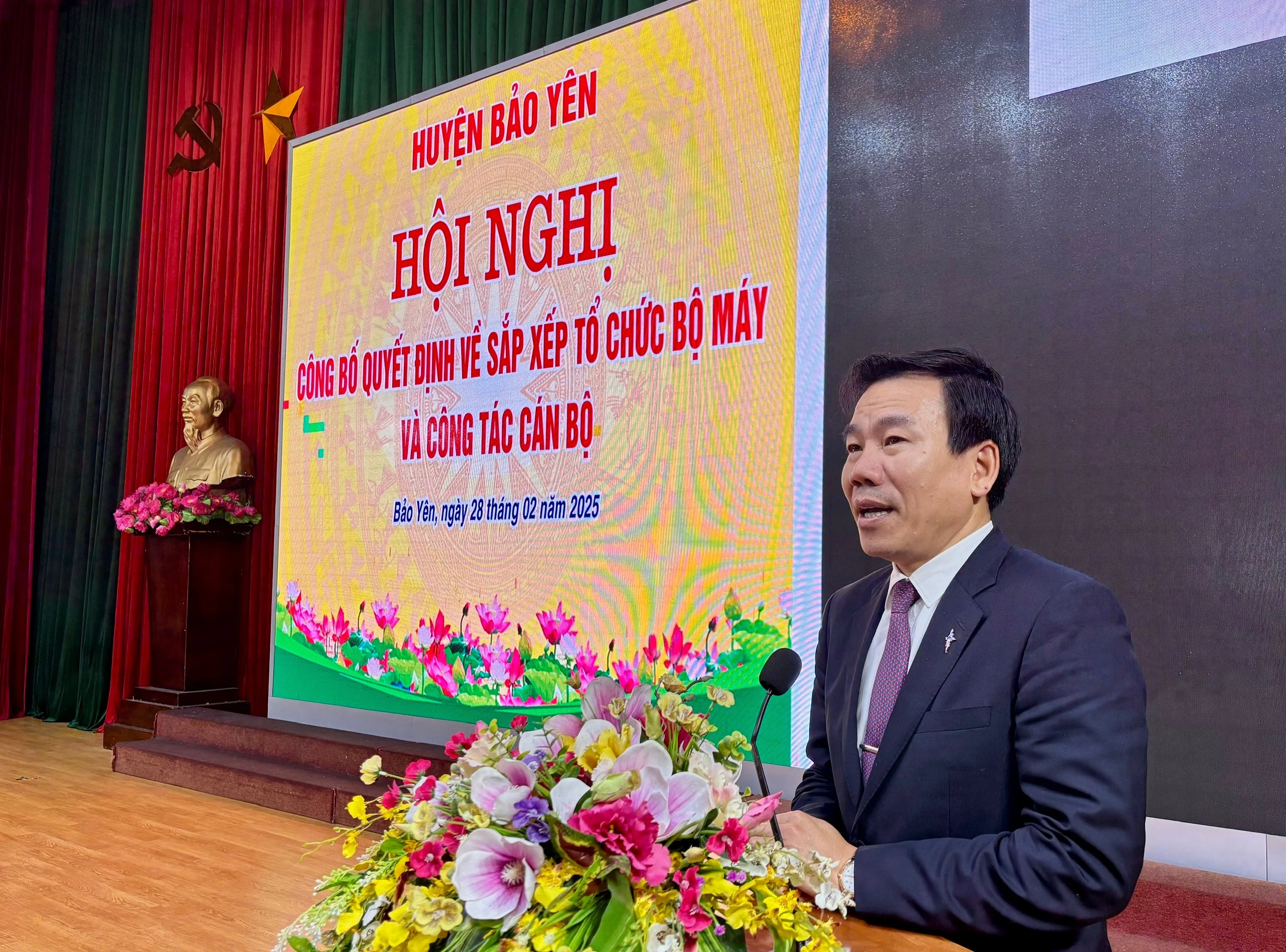 Đồng chí Dương Đức Huy, Trưởng Ban Tuyên giáo và Dân vận Tỉnh ủy phát biểu tại hội nghị.