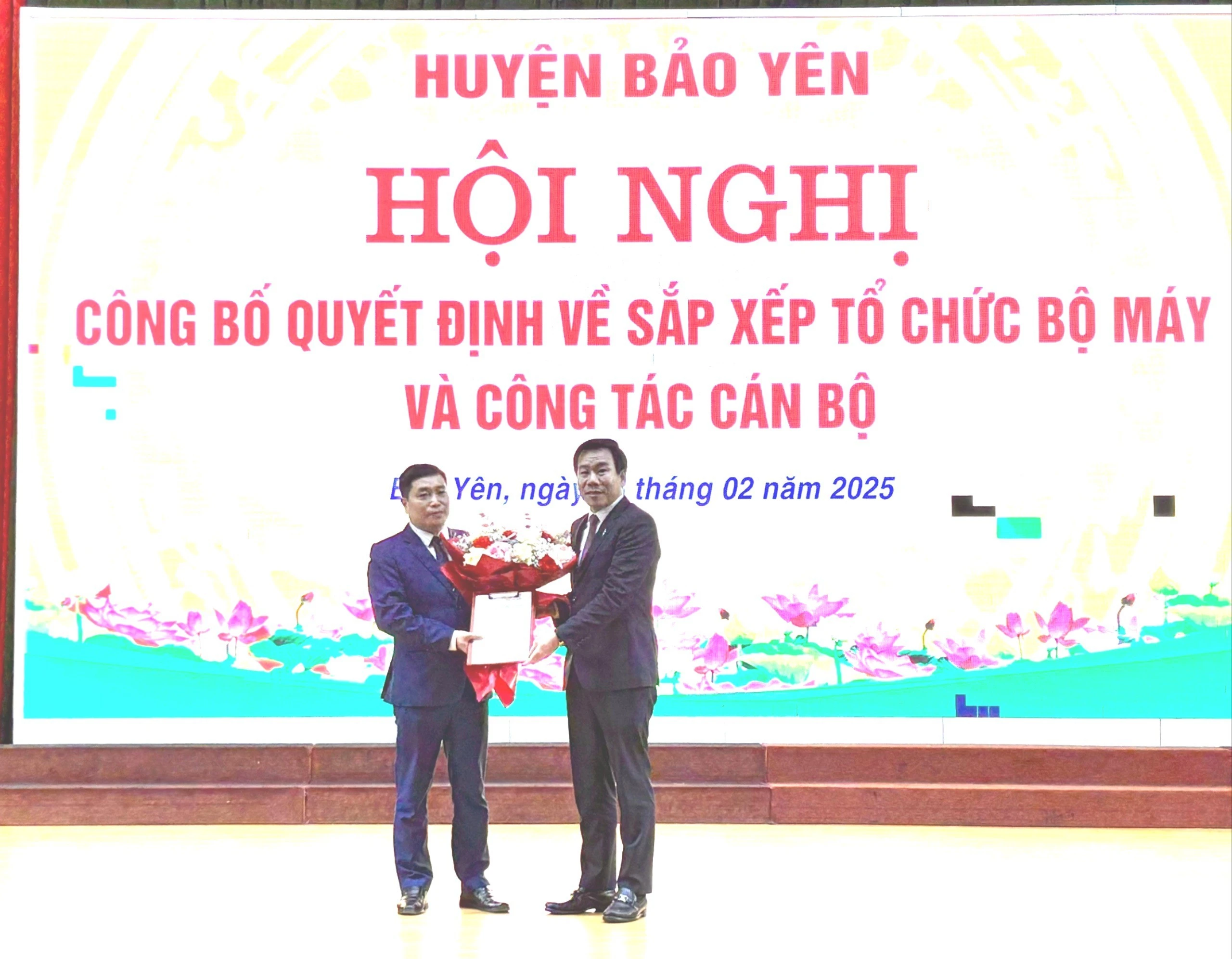 Đồng chí Dương Đức Huy trao quyết định, tặng hoa chúc mừng tân Phó Chủ tịch HĐND huyện.