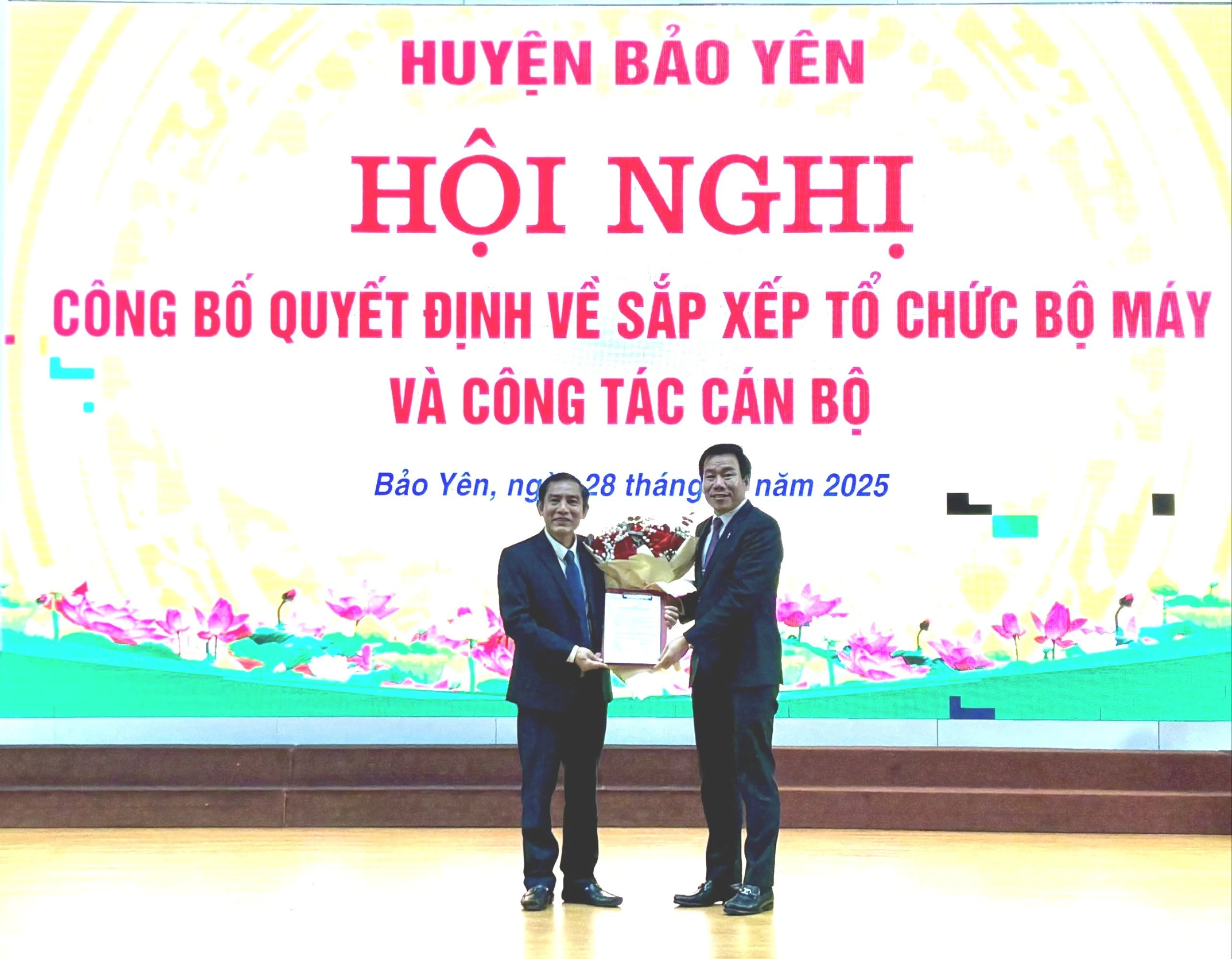 Đồng chí Dương Đức Huy trao quyết định, tặng hoa chúc mừng tân Chủ tịch HĐND huyện.