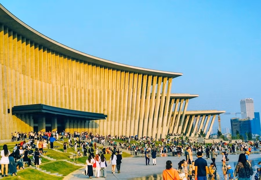 Bảo tàng Lịch sử Quân sự Việt Nam - địa điểm thu hút du khách tham quan.