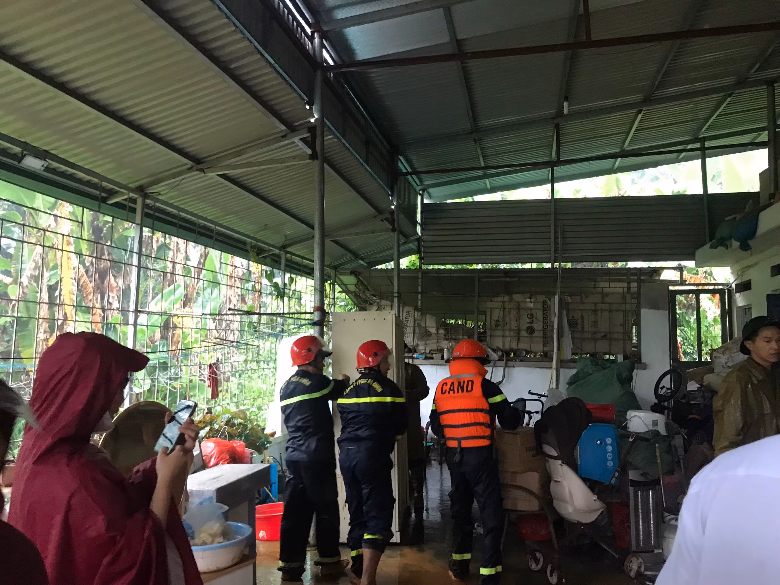 Giúp nhà bị sạt lở đất di chuyển tài sản.jpg