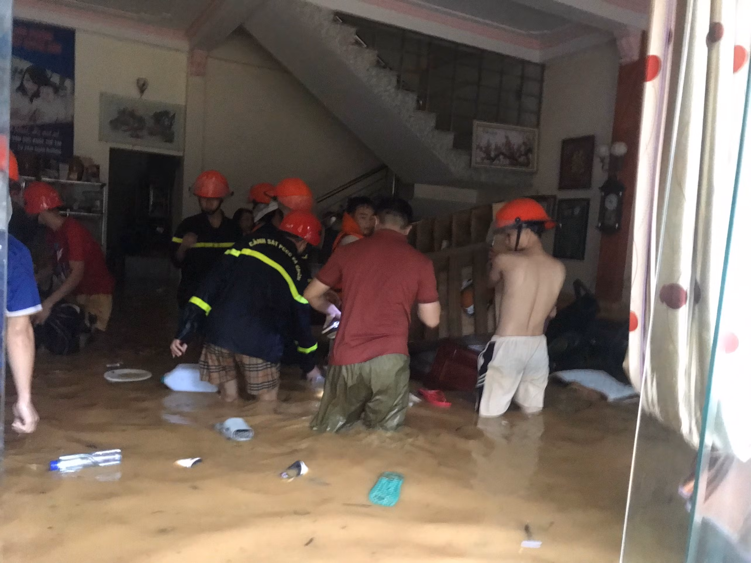 giúp nhân dân di chuyển tài sản.jpg