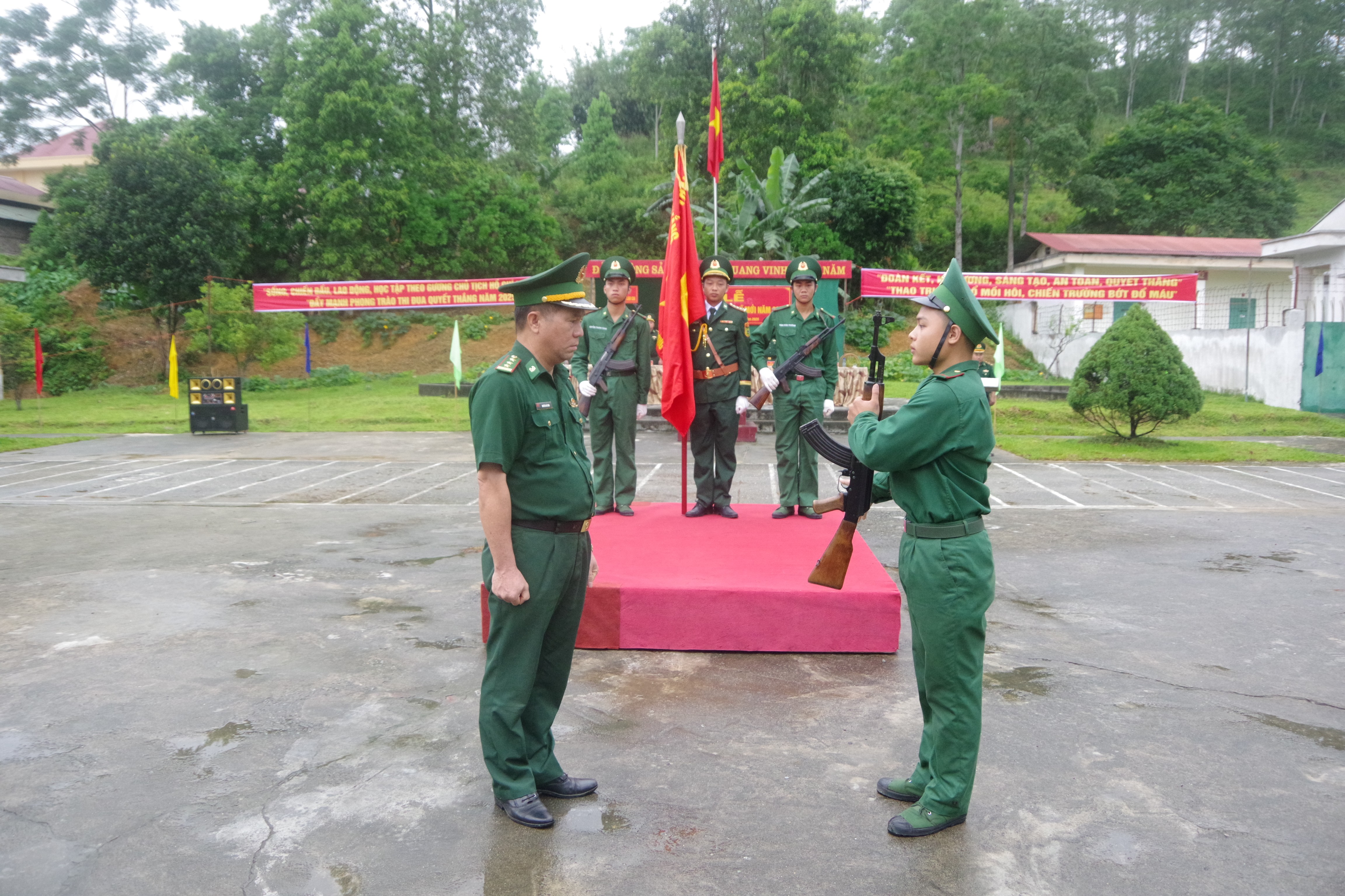 Thượng tá Nguyễn Hải Quân, Tiểu đoàn trưởng trao vũ khí cho chiến sĩ mới. thuong-ta-nguyen-hai-quan-tieu-doan-truong-trao-vu-khi-cho-chien-si-moi.jpg