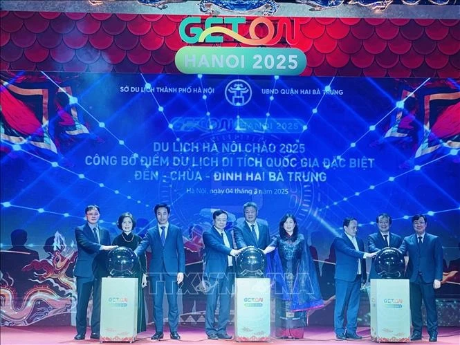 Các đại biểu thực hiện nghi thức kích hoạt “Du lịch Hà Nội 2025 và công nhận Quyết định công nhận điểm du lịch Di tích quốc gia đặc biệt Đền, Chùa, Đình Hai Bà Trưng”