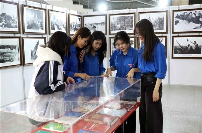 Học sinh thành phố Thái Nguyên tham quan triển lãm “Đảng ta thật là vĩ đại”. Ảnh: Thu Hằng/TTXVN
