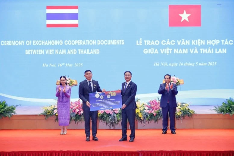Thủ tướng Phạm Minh Chính và Thủ tướng Thái Lan Paetongtarn Shinawatra chứng kiến trao Khoản hỗ trợ tài chính nhân dịp kỷ niệm hơn một thập niên triển khai Thư Thỏa thuận hợp tác về công tác thực thi pháp luật và kiểm soát ma túy giữa Văn phòng Ủy ban Phòng, chống ma túy, Bộ Tư pháp Thái Lan và Cục Cảnh sát điều tra tội phạm về ma túy, Bộ Công an Việt Nam - Ảnh: VGP/Nhật Bắc