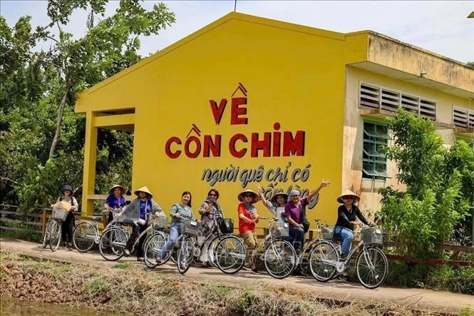 Du khách đến Cồn Chim (Châu Thành, Trà Vinh). Ảnh: TTXVN phát