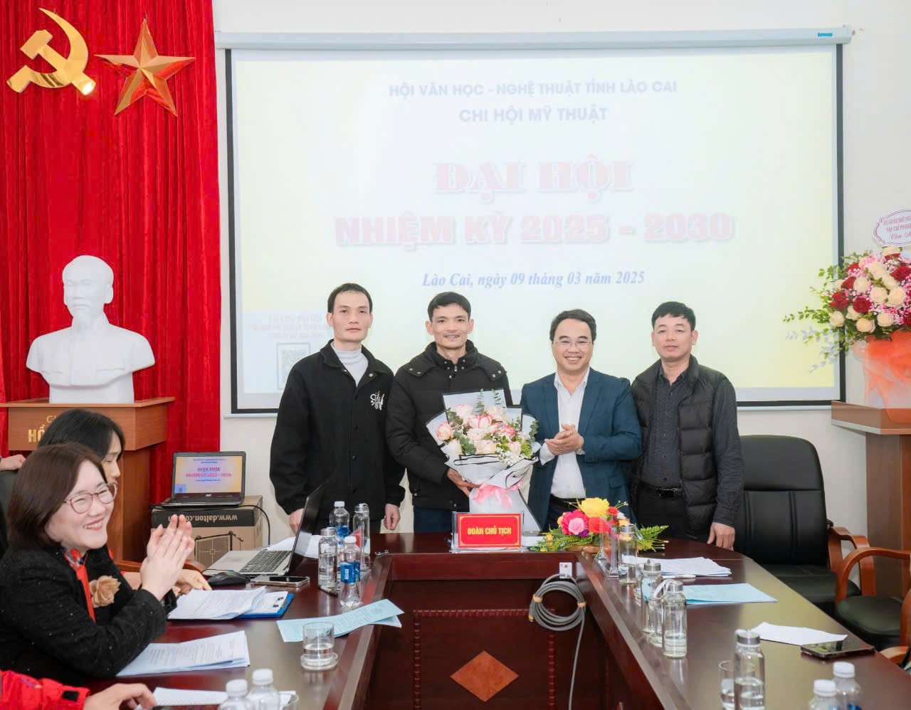 Lãnh đạo Hội Văn học - Nghệ thuật tặng hoa Ban Chấp hành khóa mới. 7-4577.jpg