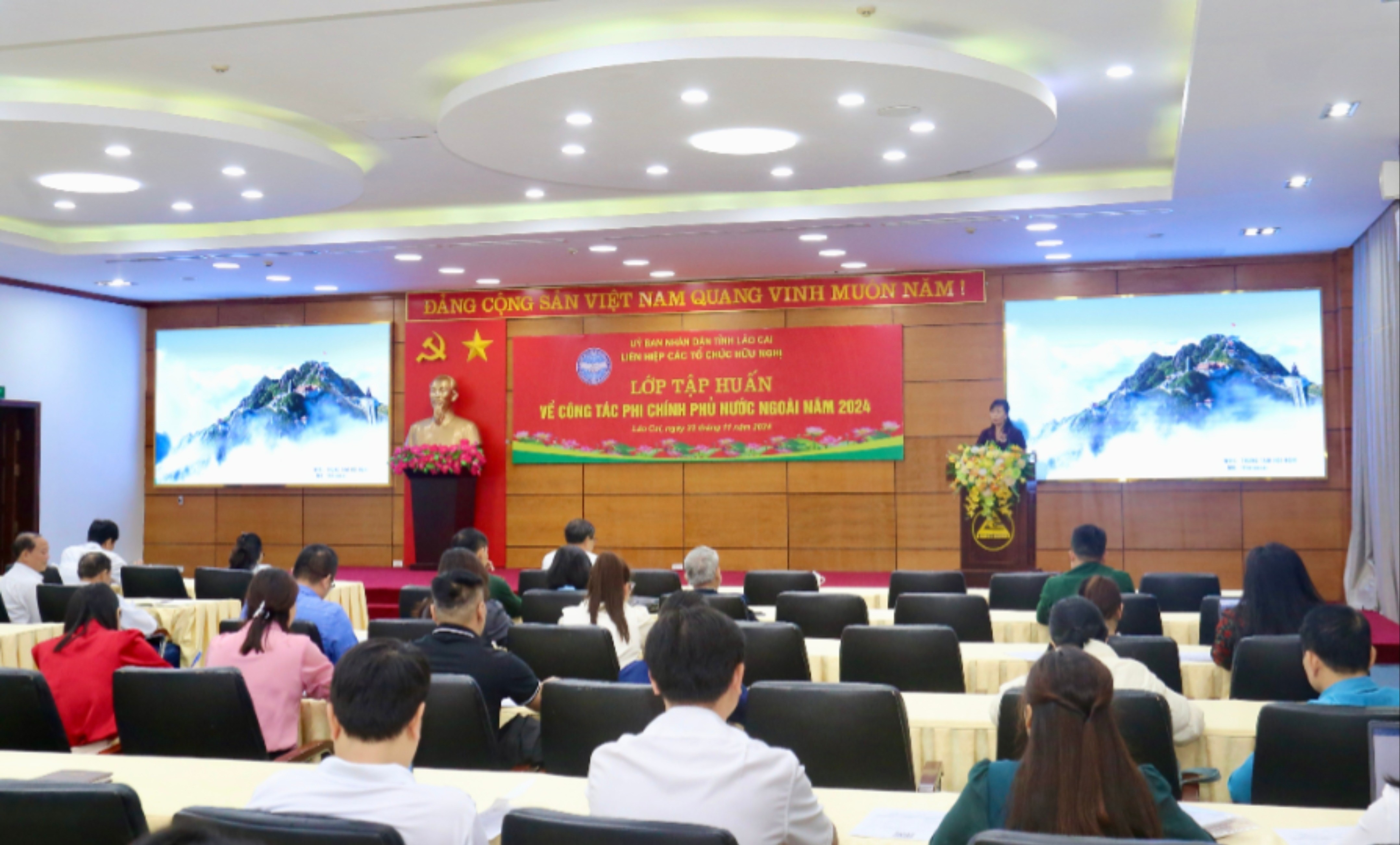 Cán bộ, công chức, viên chức của các cơ quan, đơn vị, địa phương trong tỉnh được tập huấn về công tác phi chính phủ nước ngoài. Ảnh: Lê Nam img-9452-4673.jpg