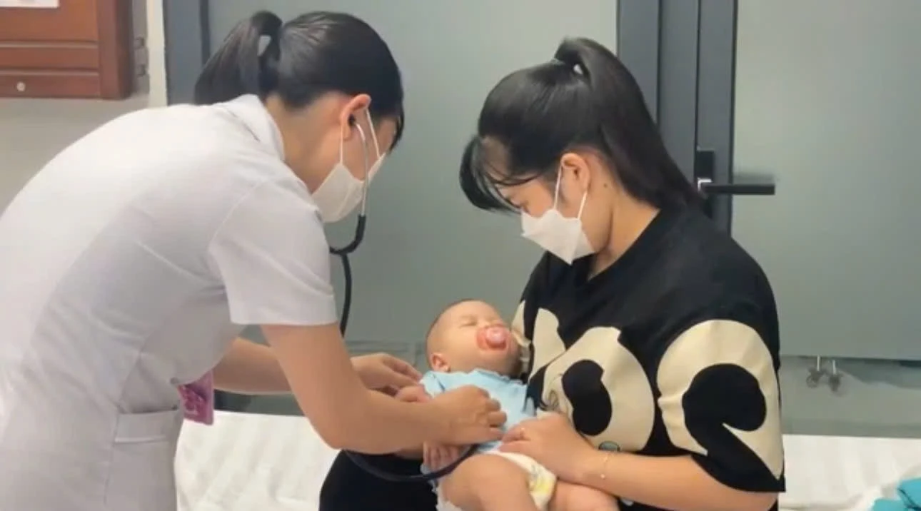 Điều trị bệnh nhân COVID-19 tại bệnh viện.