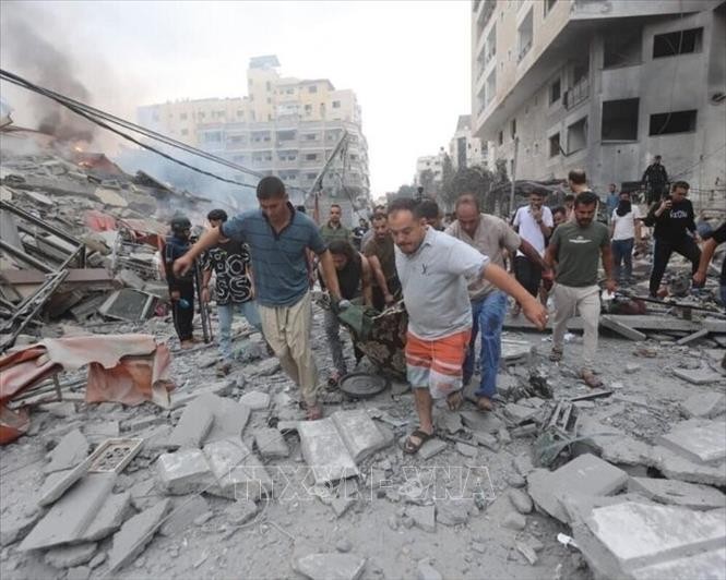 Chuyển thi thể nạn nhân sau các cuộc không kích của Israel xuống Dải Gaza. Ảnh: IRNA/TTXVN Chuyển thi thể nạn nhân sau các cuộc không kích của Israel xuống Dải Gaza. Ảnh: IRNA/TTXVN