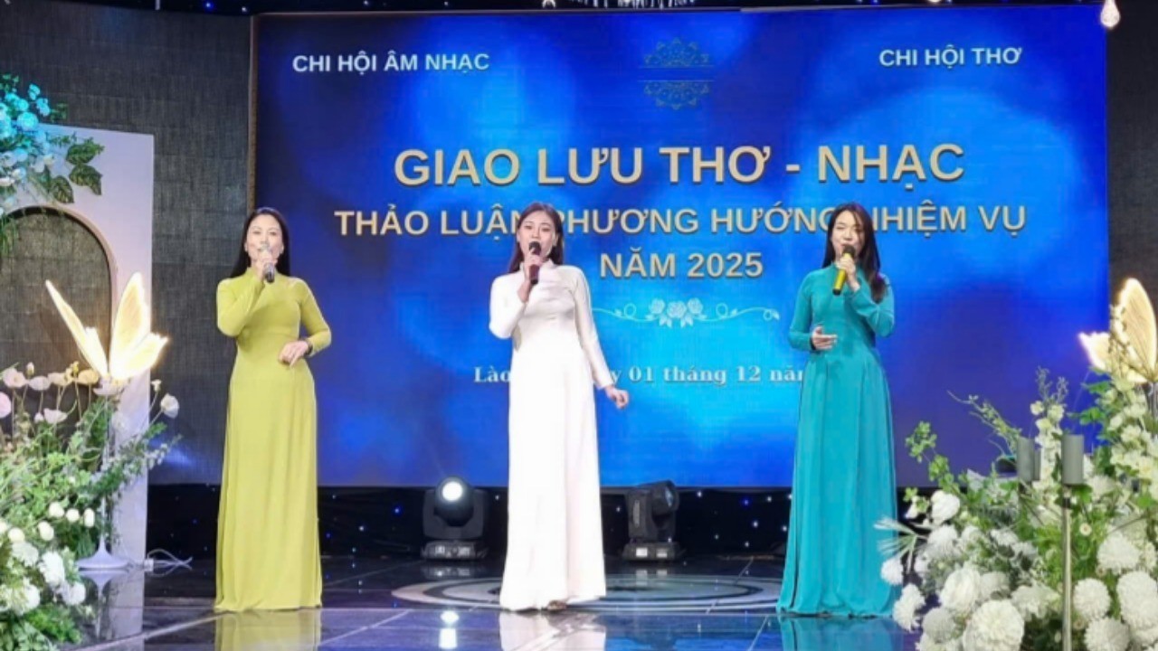 Trình diễn các tác phẩm âm nhạc của hội viên. z6086192416072-eae2527e047244f5a420141927f8b60e-9003.jpg