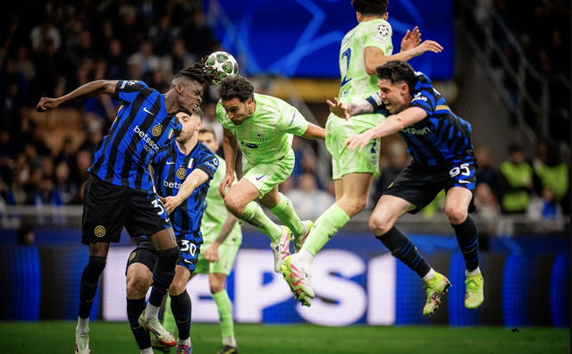 Trận đấu ở Giuseppe Meazza nóng lên từ những phút đầu Trận đấu ở Giuseppe Meazza nóng lên từ những phút đầu