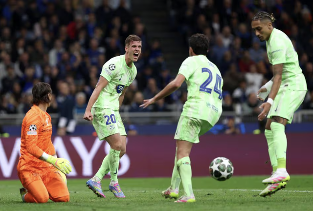 Dani Olmo phấn khích sau khi ghi bàn gỡ hòa 2-2 cho Barcelona Dani Olmo phấn khích sau khi ghi bàn gỡ hòa 2-2 cho Barcelona