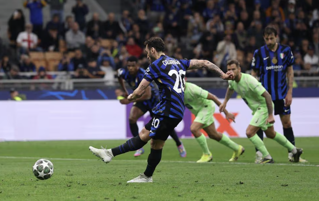 Hakan Calhanoglu nhân đôi cách biệt trên chấm đá phạt 11m Hakan Calhanoglu nhân đôi cách biệt trên chấm đá phạt 11m