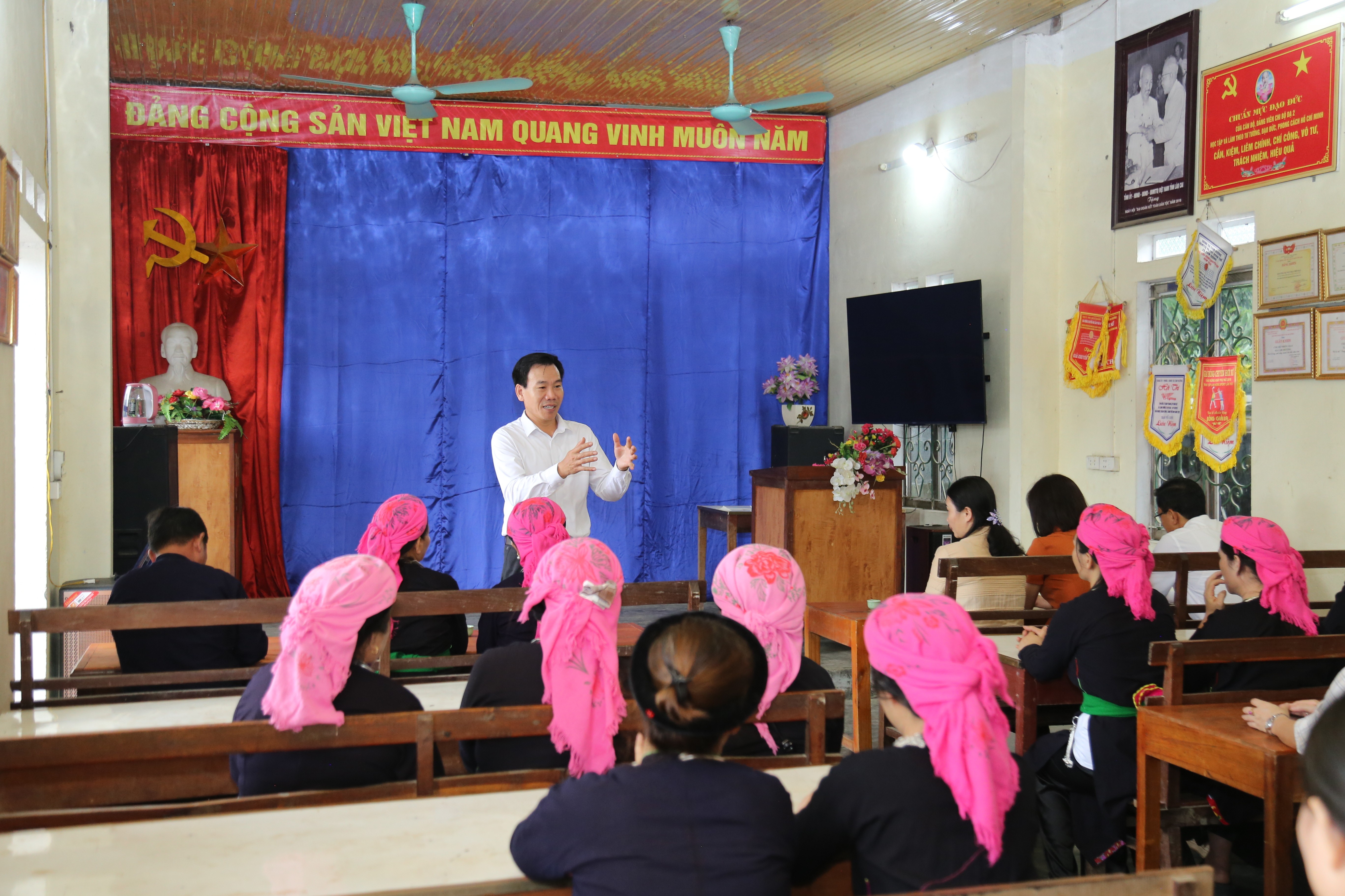 Cán bộ Ban Tuyên giáo Tỉnh ủy nắm tình hình phát triển kinh tế, đời sống, xã hội của đồng bào dân tộc thiểu số xã Cam Đường (thành phố Lào Cai) năm 2024. img-1049.jpg