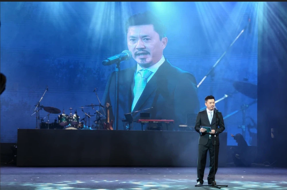 Nhà báo Lê Xuân Thành phát biểu khai mạc chương trình.