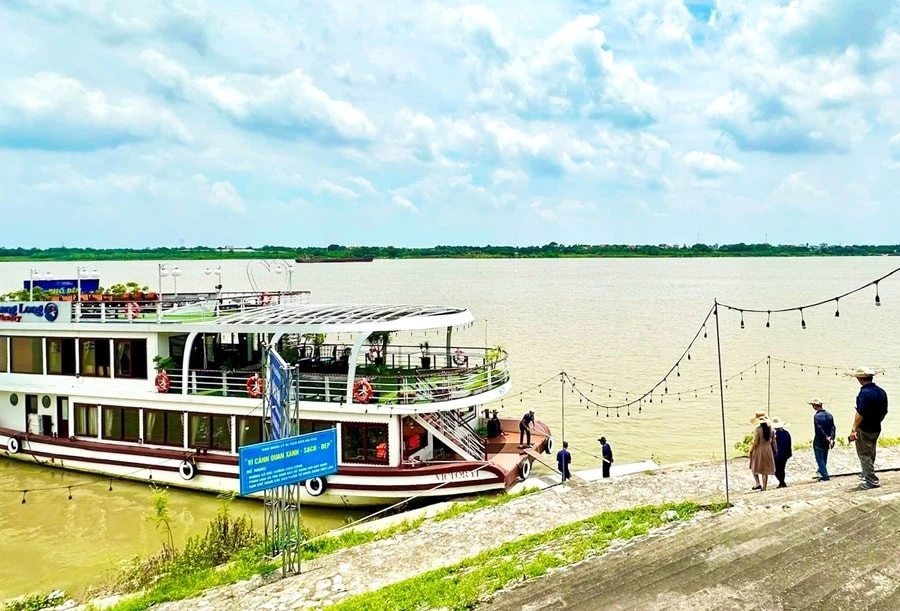 Du khách trải nghiệm tuyến du lịch đường thủy khám phá di sản Hà Nội dọc sông Hồng. Ảnh: Linh Tâm