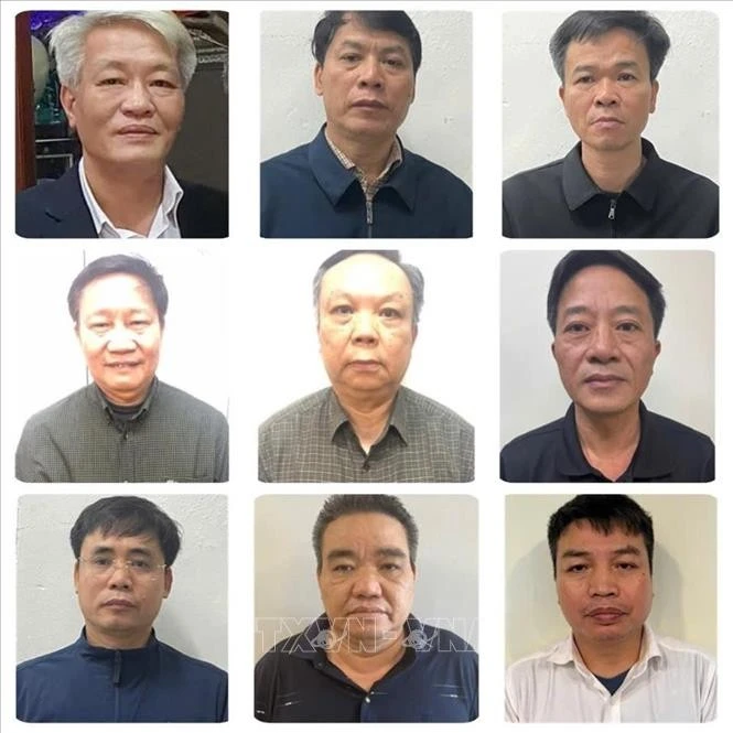 9 bị can bị khởi tố về tội "Vi phạm quy định về đấu thầu gây hậu quả nghiêm trọng", (từ trái qua phải, từ trên xuống dưới): Phạm Đông Phương, nguyên Phó Giám đốc Ban 2; Tạ Văn Thuyết, Giám đốc Ban 1; Nguyễn Văn Thuật, Trưởng phòng Kế hoạch thẩm định Ban 1; Lê Văn Hiến, nguyên Giám đốc Ban 8; Mai Quang Vượng, nguyên Phó Giám đốc Ban 8; Trần Văn Nhì, Trưởng phòng Kế hoạch thẩm định Ban 8; Nguyễn Đắc Điệp, Phó Tổng Giám đốc Công ty Cổ phần Sông Đà 5; Nguyễn Văn Dân, Giám đốc Công ty Hoàng Dân; Vũ Đình Thịnh, Phó Giám đốc Công ty Hoàng Dân. Ảnh: TTXVN phát