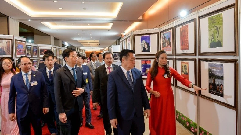 Các đại biểu tham quan triển lãm "50 năm văn học, nghệ thuật Việt Nam đồng hành với dân tộc".