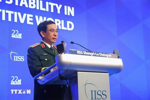 Đại tướng Phan Văn Giang, Bộ trưởng Bộ Quốc Phòng Việt Nam, phát biểu tại Đối thoại Shangri-La lần thứ 22. (Ảnh: Tất Đạt/TTXVN)