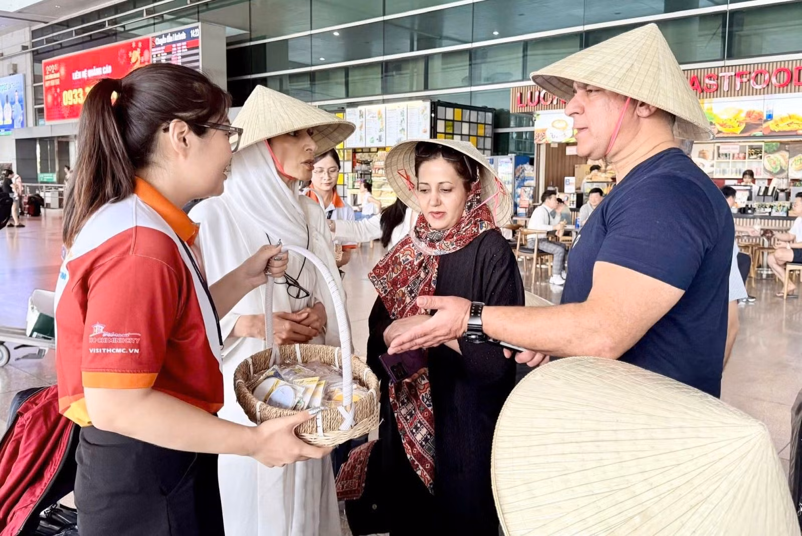 Du khách Iran được tặng nón lá, quà lưu niêm trước khi đi tham quan TP Hồ Chí Minh. Ảnh: Sở Du lịch TP Hồ Chí Minh cung cấp