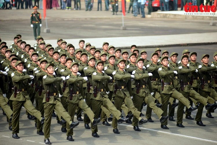 Khối dân quân tự vệ đi qua lễ đài.