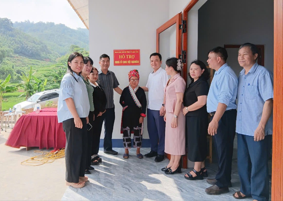 នេះជាសកម្មភាពជាក់ស្តែងរបស់គណៈកម្មាធិការកិច្ចការផ្ទៃក្នុងរបស់គណៈកម្មាធិការបក្សខេត្ត ដើម្បីឆ្លើយតបទៅនឹងចលនាត្រាប់តាម ដើម្បីលុបបំបាត់ផ្ទះបណ្តោះអាសន្ន និងខូចគុណភាពក្នុងខេត្ត។ 6-8497.jpg